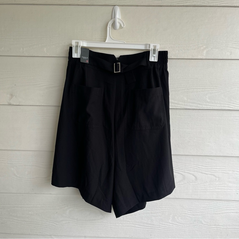 NWT Wide Leg Studio Crepe Short Deep Black. Size: 18 - Picture 7 of 9